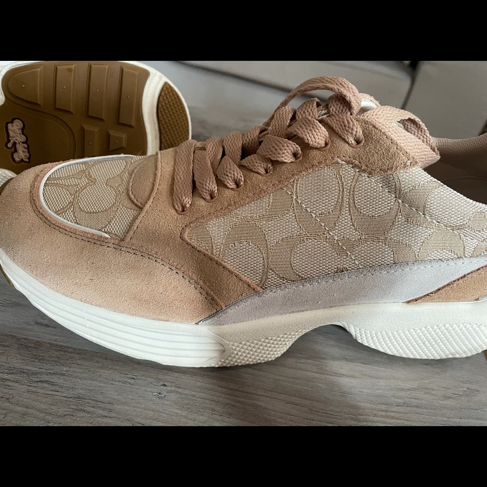 COACH WOMANS SIZE 9 - Picture 2 of 3